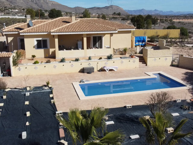 Schöne Villa mit 4 Schlafzimmern und 2 Bädern in Hondon de las Nieves